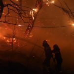 Temperature torride e incendi, “situazione estremamente critica” in Grecia: 16 ricoverati, impegnati centinaia di vigili del fuoco [FOTO]
