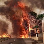 Caldo estremo con punte di +46°C in Grecia: enorme incendio vicino ad Atene, migliaia di evacuati e case incenerite – FOTO e VIDEO