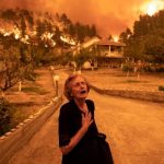 Inferno di caldo e fiamme in Grecia, “un’altra notte difficile”: inarrestabili gli incendi sull’isola di Eubea [FOTO]