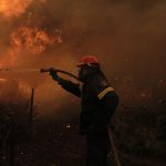 Inferno di caldo e fiamme in Grecia, “un’altra notte difficile”: inarrestabili gli incendi sull’isola di Eubea [FOTO]