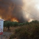 Enorme incendio lascia gran parte dell’isola di Rodi senza elettricità e acqua: evacuazioni [FOTO]
