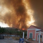 Enorme incendio lascia gran parte dell’isola di Rodi senza elettricità e acqua: evacuazioni [FOTO]