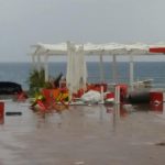 Maltempo in Calabria, violento downburst a Falerna: danneggiati lidi e ristoranti, ombrelloni e gazebo finiscono sulla provinciale – FOTO e VIDEO