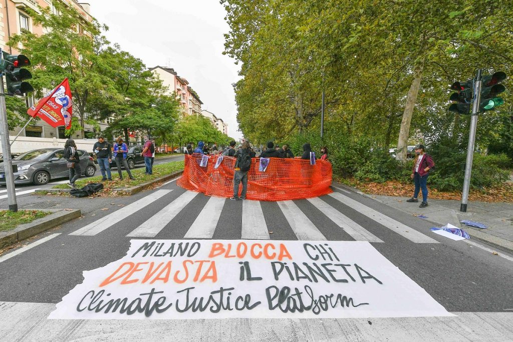 Clima: giovani Climate Justice tentano bloccare accesso MiCo