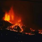 Eruzione del vulcano Cumbre Vieja a La Palma, la lava continua ad avanzare: “un centinaio di case danneggiate”, l’isola si è sollevata di 15 cm. Le IMMAGINI in diretta