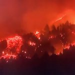 Spettacolare eruzione del Cumbre Vieja alle Canarie, la lava si avvicina alle case: migliaia di evacuati a La Palma – FOTO e VIDEO