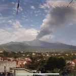 Etna, nuova eruzione in corso: boati e fontana di lava al Cratere di Sud-Est, nube eruttiva alta 9000 metri [FOTO e VIDEO LIVE]
