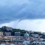 Maltempo in Liguria: violento nubifragio provoca allagamenti nello Spezzino, funnel cloud a Genova – FOTO