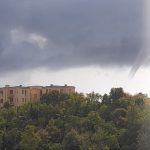 Maltempo in Liguria: violento nubifragio provoca allagamenti nello Spezzino, funnel cloud a Genova – FOTO