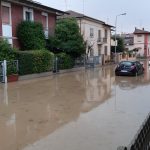 Maltempo, nubifragi in Emilia Romagna: allagamenti e alberi caduti a Forlì, auto sommerse – FOTO e VIDEO