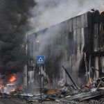 Piccolo aereo precipita su un edificio a San Donato Milanese: struttura e auto in fiamme, 8 morti [LIVE]