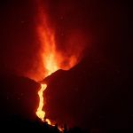Eruzione a La Palma: il fianco nord del vulcano Cumbre Vieja è crollato, la lava avanza verso la zona industriale [FOTO e VIDEO]