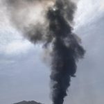 Eruzione alle Canarie: aperta una 3ª bocca eruttiva, “il magma ha alterato la mappa dell’isola” [FOTO e VIDEO]