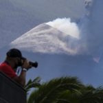 Eruzione alle Canarie: aperta una 3ª bocca eruttiva, “il magma ha alterato la mappa dell’isola” [FOTO e VIDEO]