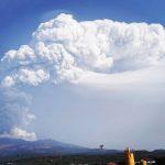 Etna, in atto un nuovo parossismo: fontana di lava da Sud-Est, torna l’incubo cenere e lapilli [FOTO & VIDEO]