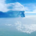 Etna, lo spettacolo dell’eruzione di oggi vista dall’alto: il passaggio ravvicinato al vulcano di un aereo di linea durante il parossismo [FOTO]