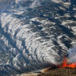 Hawaii, prosegue l’eruzione del vulcano Kilauea: è confinata nel cratere Halemaumau [FOTO]