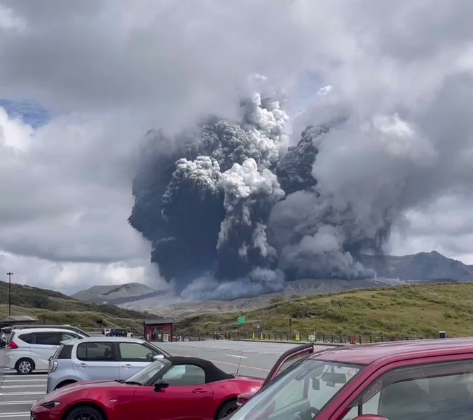 eruzione vulcano aso giappone