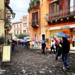 L’Etna erutta e Taormina si ricopre di cenere, pietre e lapilli: turisti costretti ad aprire gli ombrelli [FOTO]