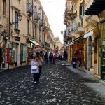 L’Etna erutta e Taormina si ricopre di cenere, pietre e lapilli: turisti costretti ad aprire gli ombrelli [FOTO]