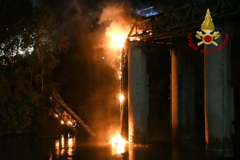 incendio ponte di ferro roma