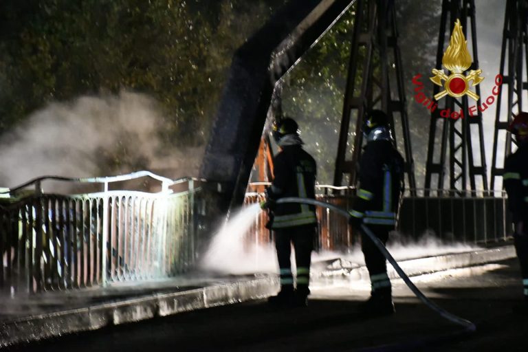 incendio ponte di ferro roma