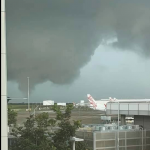 Continua il forte maltempo in Australia, tornado semina il caos all’aeroporto di Brisbane: 100mm in un’ora, tanti danni – FOTO