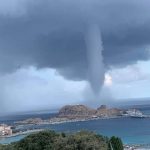 Maltempo, enorme tromba marina a Isola Rossa: spettacolo in Corsica – FOTO e VIDEO