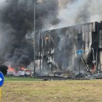Piccolo aereo precipita su un edificio a San Donato Milanese: struttura e auto in fiamme, 8 morti [LIVE]