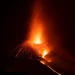 Canarie, paura sull’isola di La Palma: si è intensificata l’eruzione del vulcano Cumbre Vieja [FOTO & VIDEO]