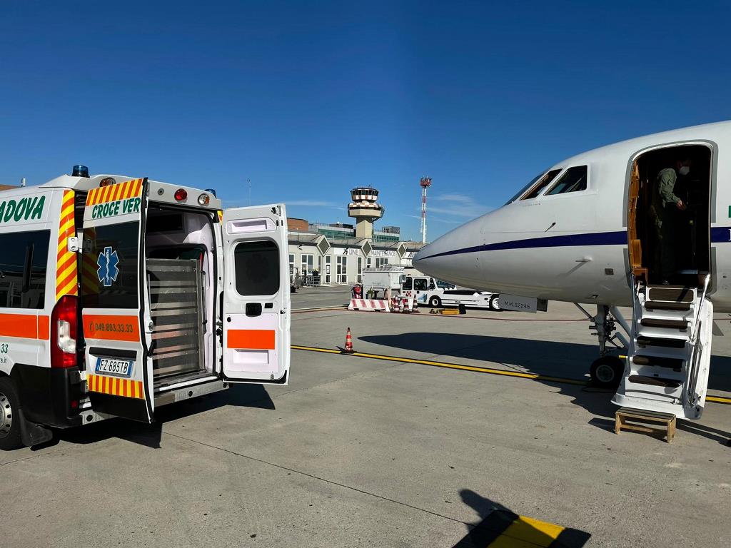 Aeronautica volo urgente salva vita catania Venezia
