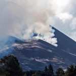 Eruzione senza fine a La Palma: nuovi flussi di lava e decine di terremoti, l’isola si è allargata di 43 ettari [FOTO e VIDEO]