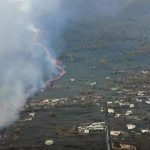 Eruzione a La Palma: nuovo flusso di lava si muove a 600 m/h, ha già ricoperto il cimitero di Las Manchas [FOTO e VIDEO]