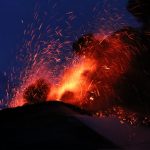 Eruzione alle Canarie: decine di terremoti nelle ultime ore, nuovo flusso di lava tra le montagne di Todoque e La Laguna [FOTO]
