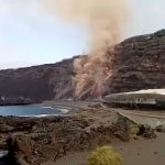 Eruzione alle Canarie: a La Palma la lava del vulcano Cumbe Vieja avanza inesorabilmente e ricopre una spiaggia [FOTO e VIDEO]