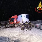 Maltempo e tanta neve Sardegna: Nuorese e Ogliastra si risvegliano imbiancati, tir finisce di traverso sulla SS389 [FOTO]