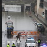 Spagna, forti piogge e fiumi esondati nei Paesi Baschi: allagamenti e disagi, auto sommerse e treni in tilt nella zona di Bilbao – FOTO e VIDEO