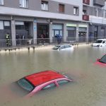 Spagna, forti piogge e fiumi esondati nei Paesi Baschi: allagamenti e disagi, auto sommerse e treni in tilt nella zona di Bilbao – FOTO e VIDEO
