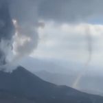 Si forma un tornado dall’eruzione del vulcano Cumbre Vieja: doppio spettacolo sull’isola di La Palma – FOTO e VIDEO