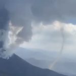 Si forma un tornado dall’eruzione del vulcano Cumbre Vieja: doppio spettacolo sull’isola di La Palma – FOTO e VIDEO