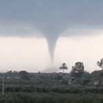 Maltempo in Sicilia, grosso tornado arriva dal mare a Selinunte: violenta grandinata – FOTO e VIDEO