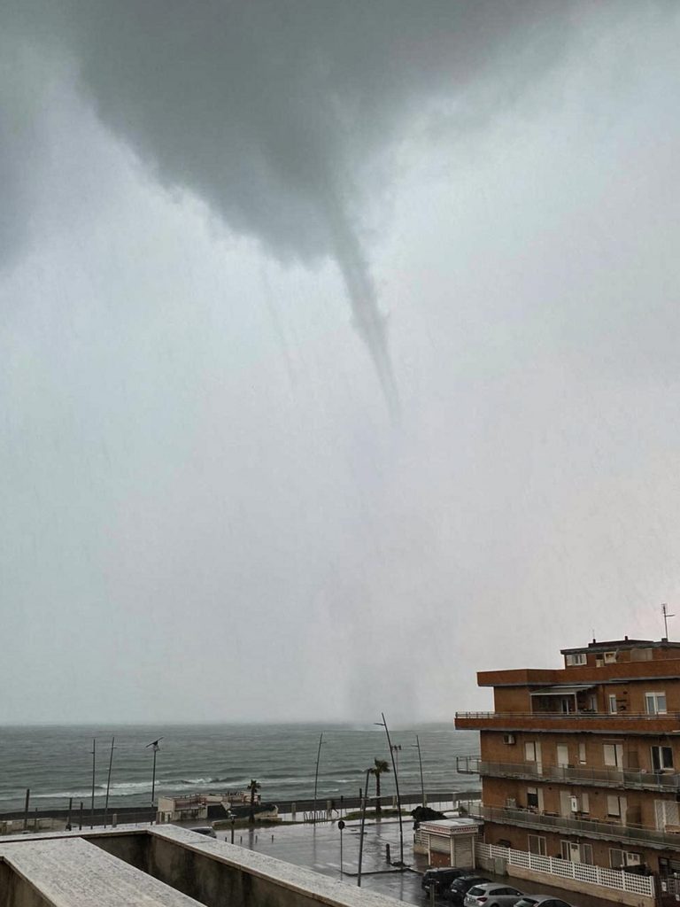 Maltempo: tromba d'aria su Ostia