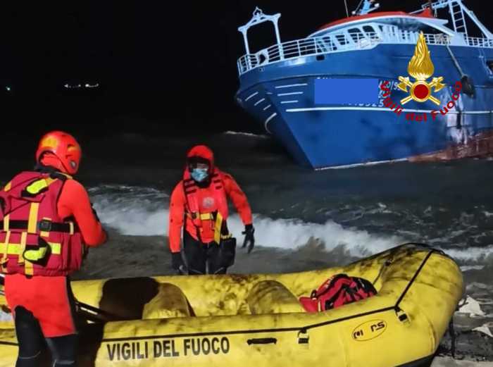 2 pescherecci naufragano davanti a coste Sardegna