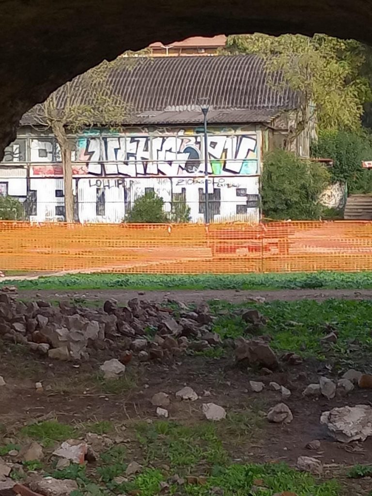 Crolla porzione Acquedotto Marcio in parco a Roma