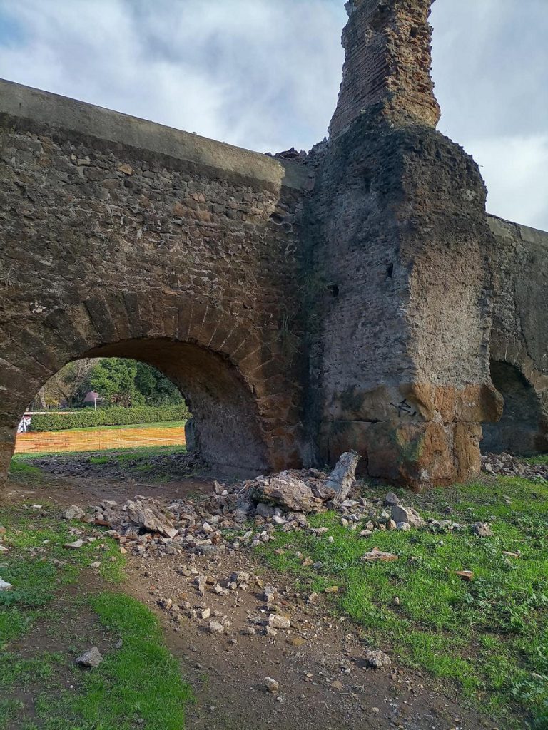 Crolla porzione Acquedotto Marcio in parco a Roma