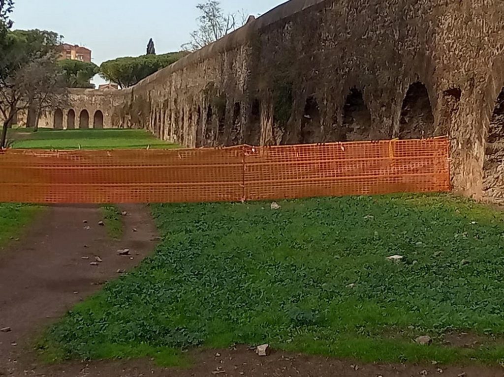 Crolla porzione Acquedotto Marcio in parco a Roma