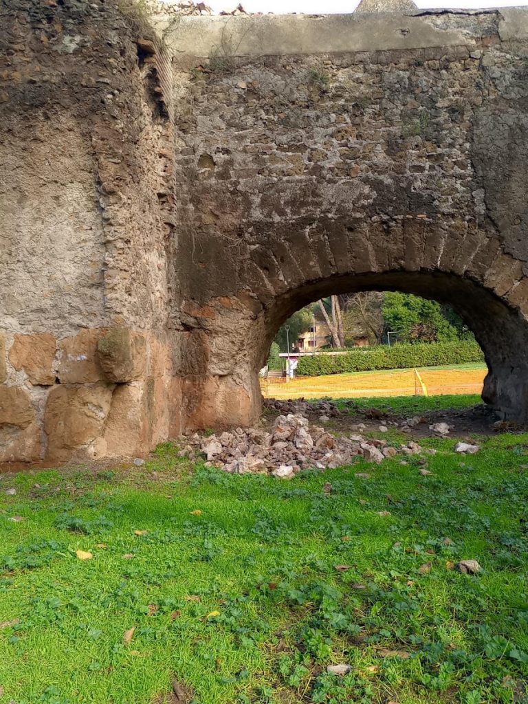 Crolla porzione Acquedotto Marcio in parco a Roma