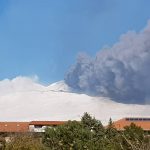 Imponente nube di cenere dall’Etna, eruzione in corso: attività esplosiva al cratere di Sud-Est [FOTO LIVE]