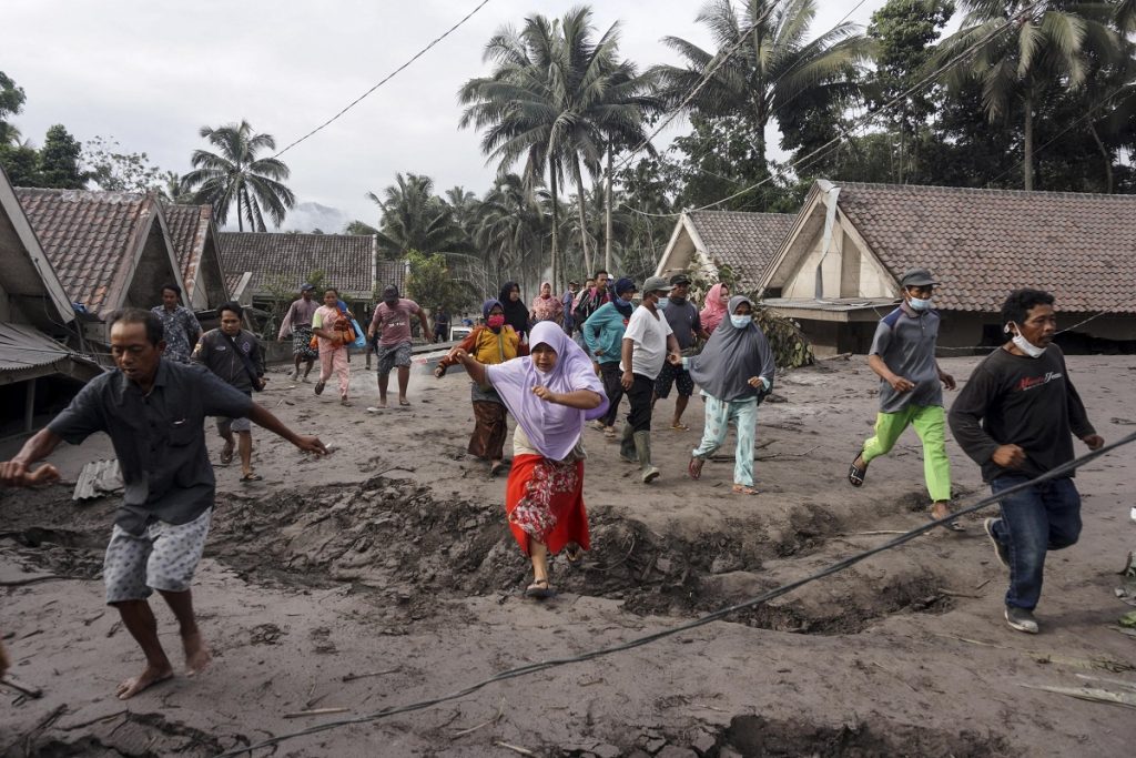 Indonesia eruzione vulcano Semeru