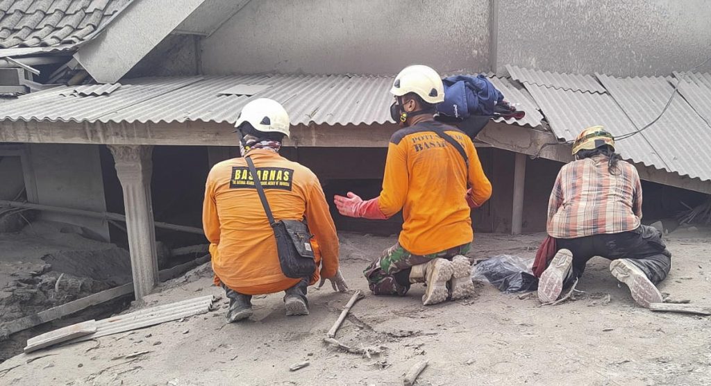 Indonesia eruzione vulcano Semeru